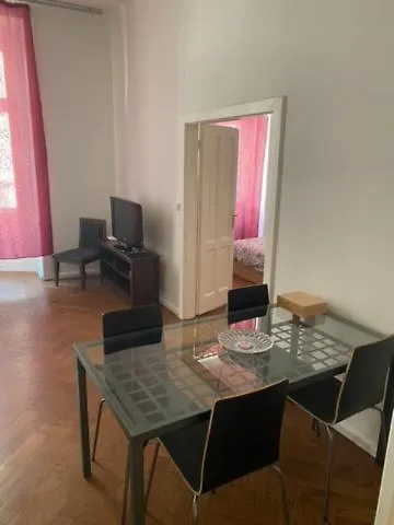 Large 3 Bedroom Family Apartment Close To The River